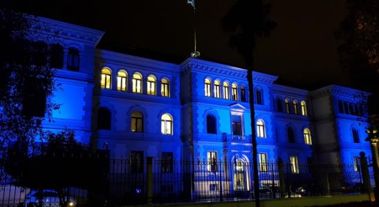 Sede da Xunta de Galicia en San Caetano iluminada en azul para conmemorar o Día do DCA